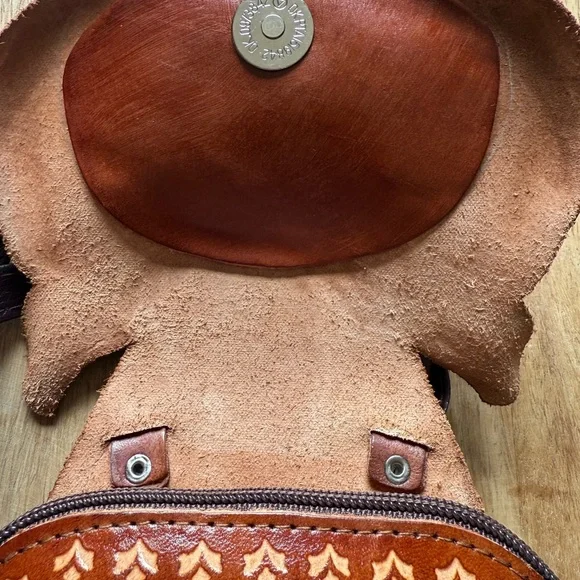 Brown Fox Leather Crossbody Bag - Picture 5 of 11
